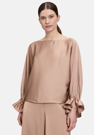 Roze satijnen blouse met een brede halslijn, lange mouwen en gathered manchetten. Gladde textuur en relaxte pasvorm, gecombineerd met bijpassende broek.