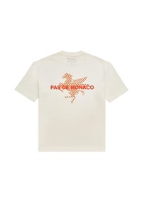Camiseta de manga corta color crema con diseño gráfico naranja que presenta un caballo estilizado y el texto "PAS DE MONACO" en la parte posterior.