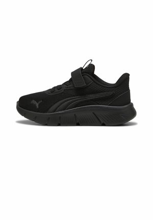 Czarny sportowy sneaker z siateczkową cholewką, paskiem na rzep i grubą, teksturowaną podeszwą, pokazany z boku na białym tle.