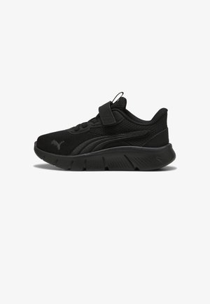 Baskets de sport noires avec tige en mesh, strap velcro et semelle épaisse texturée, vues de profil sur fond blanc.