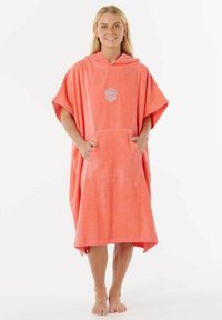 Poncho asciugamano con cappuccio corallo realizzato in tessuto assorbente. Dotato di una tasca frontale e di un logo a sole applicato sul petto. Vestibilità rilassata.