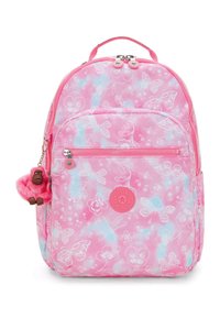 Rosa tygryggsäck med ett blommigt fjärilsmönster, dubbla dragkedjor, en framficka och en plyschapa nyckelring som accessoar.