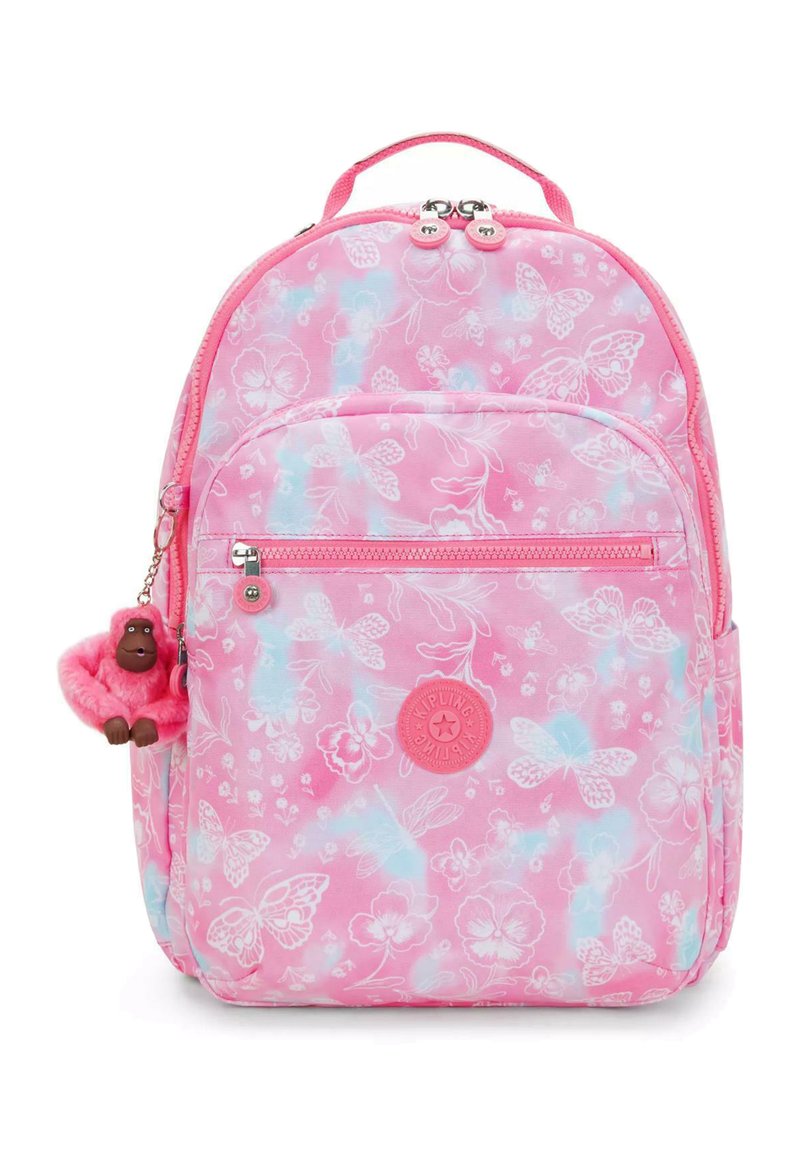 Rosa tygryggsäck med ett blommigt fjärilsmönster, dubbla dragkedjor, en framficka och en plyschapa nyckelring som accessoar.