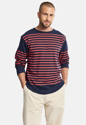 Chemise à rayures bleues navy pour homme à manches longues avec des rayures horizontales rouges, col rond et manches à poignets, fabriquée en tissu doux.