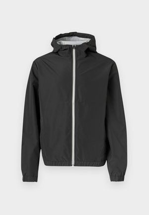 Μαύρο αδιάβροχο τζάκετ με κουκούλα, διαθέτει φερμουάρ μπροστά και ελαστικά τελειώματα στα μανίκια. Λείο ύφασμα και ελαφρύ υλικό.