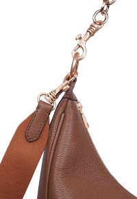 Borsa a spalla in pelle marrone con superficie testurizzata, dotata di una clip in metallo dorato e di una tracolla in tessuto con lunghezza regolabile.
