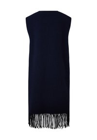 Bezrukávový šál námořnické modré barvy s měkkou texturou a dlouhým, třásněmi lemovaným okrajem. Jednoduchý, obdélníkový tvar bez jakýchkoli dalších ozdob.