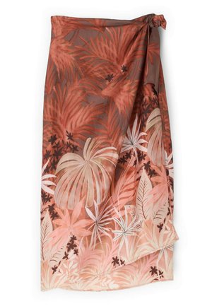 Lekka tkanina z tropikalnymi wzorami liści w odcieniach rdzy, beżu i brązu, związana na jednym rogu.