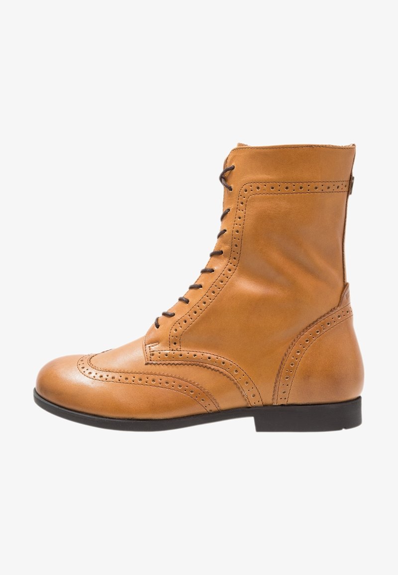 Bottine en cuir couleur fauve à lacets avec perforations décoratives brogue et petit talon noir.