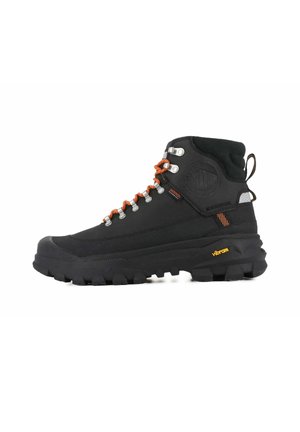 Botte de randonnée montante noire avec semelle extérieure en Vibram robuste, lacets orange, œillets métalliques et col rembourré pour un soutien supplémentaire.
