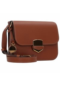 Borsa a tracolla in pelle marrone con chiusura a patta, dettagli in metallo dorato e portachiavi circolare removibile. Presenta cuciture a contrasto.