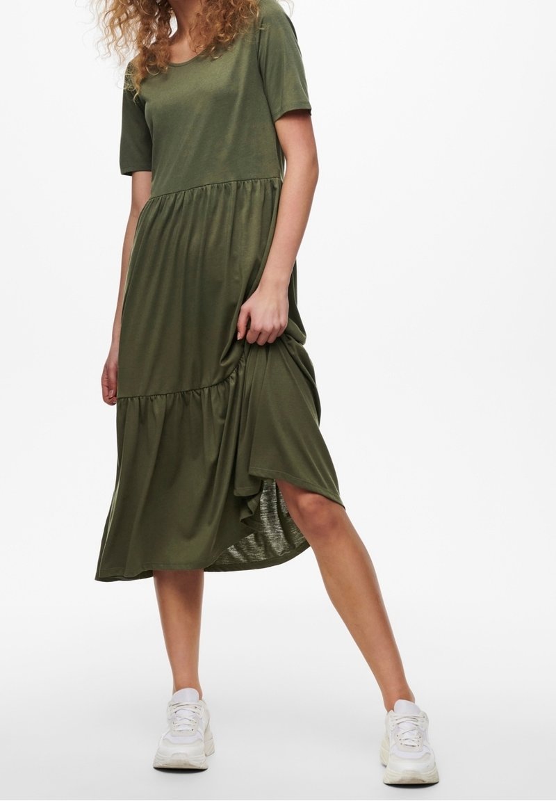 Olive green, sukienka do kolan z krótkimi rękawami, z warstwowym designem i luźnym fasonem. Wykonana z lekkiego, miękkiego materiału o gładkiej fakturze.