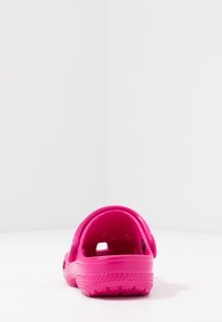 Crocs CLASSIC - Badsandal - candy pink