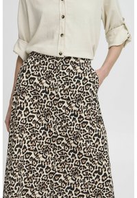 Leoprint-Rock aus leichtem Stoff, mit hoher Taille, seitlichen Taschen und einer vorderen Knopfverschclosure mit Metallknöpfen.