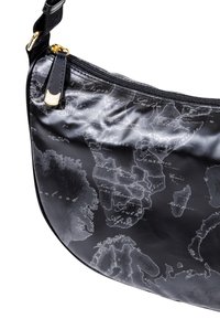 Borsa nera con stampa della mappa del mondo che evidenzia i paesi africani, con cerniera dorata e tracolla regolabile su sfondo bianco.