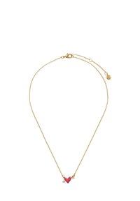 Guldkæde med rød hjertevedhæng og små pil-accessories, hvilket skaber et delikat design. Glat overflade med blank finish.