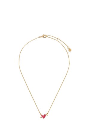 Collana in oro con un pendente a forma di cuore rosso e piccoli accenti a forma di freccia, creando un design delicato. Texture liscia con finitura lucida.