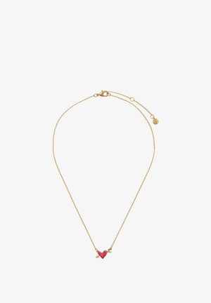 Collana in oro con un pendente a forma di cuore rosso e piccoli accenti a forma di freccia, creando un design delicato. Texture liscia con finitura lucida.