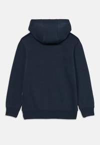 Marineblaues Kapuzensweatshirt mit weicher Textur, Kängurutasche vorne und gerippten Bündchen und Saum. Rückansicht ohne Grafiken.
