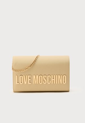 Sac à main en cuir beige avec bandoulière chaîne dorée et texte embossé "LOVE MOSCHINO" à l'avant. Forme rectangulaire, texture lisse.