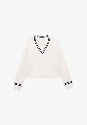 Maglione bianco corto con scollo a V, caratterizzato da dettagli a strisce bianco e nero sul colletto e sui polsini. Texture a maglia morbida.