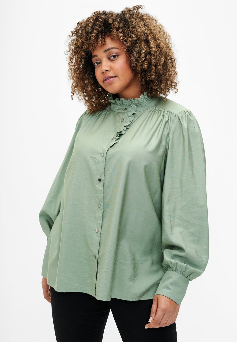 Zizzi - MIT RUFFLES - Hemdbluse - green bay, Vergrößern