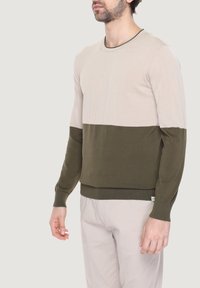 Maglione beige e verde oliva a maniche lunghe con design a blocchi di colore orizzontali a contrasto, colletto e polsini a coste, realizzato in tessuto morbido.
