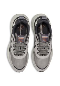 Sneaker in rete grigio con accenti neri e un sistema di lacci alla moda. Suole spesse e imbottite e un tassello per indossarle facilmente. Marchio "hummel MARATHONA".