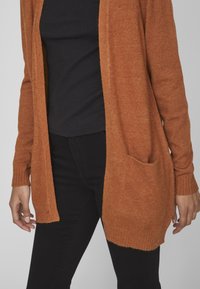 VILA VIRIL OPEN  - Vest - caramel cafã