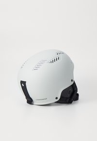Kask narciarski w matowej bieli z otworami wentylacyjnymi, czarnym regulowanym paskiem i odpinanym ochraniaczem na uszy dla komfortu i bezpieczeństwa.