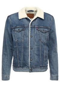 Blå denimjacka med ett sherpa-fodrat krage, två bröstfickor, knäppning framtill och en lätt blek finish. Har en klassisk design.