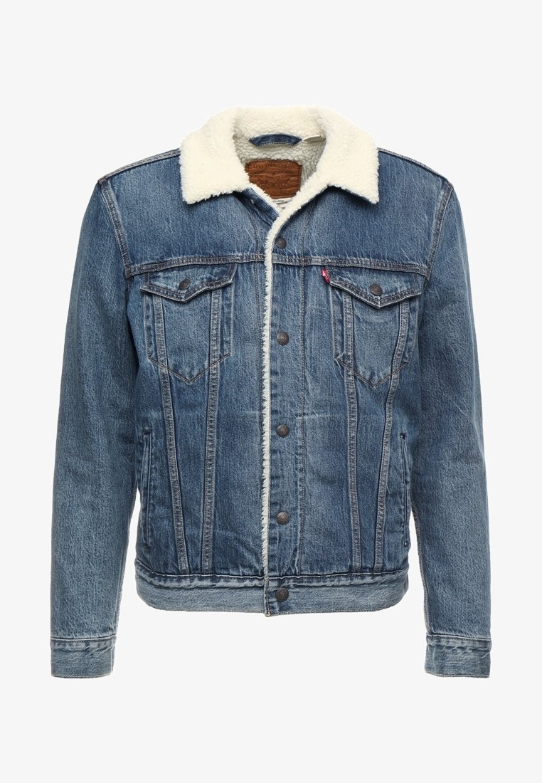 Blå denimjacka med ett sherpa-fodrat krage, två bröstfickor, knäppning framtill och en lätt blek finish. Har en klassisk design.