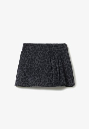 Jupe plissée noire avec un motif imprimé léopard texturé. Dotée de deux poches latérales et d'une taille structurée pour une silhouette ajustée.