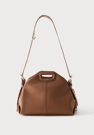 Sac à main en cuir marron texturé avec une large découpe pour la poignée supérieure et une bandoulière réglable avec des ferrures dorées.