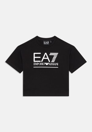 Svart kortermet t-skjorte laget av bomull, med en hvit grafisk logo "EA7 EMPORIO ARMANI" på fronten og korte ermer.
