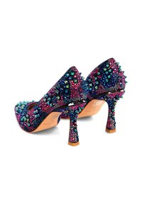 Rètro a strass e punteggiati di cristalli multicolori, queste scarpe con tacco alto presentano una texture in velluto e una silhouette a punta.