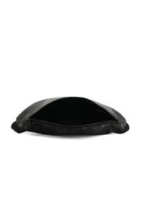 Borsa pochette in pelle nera con una superficie liscia e chiusura con zip, che presenta un ampio interno e angoli arrotondati.