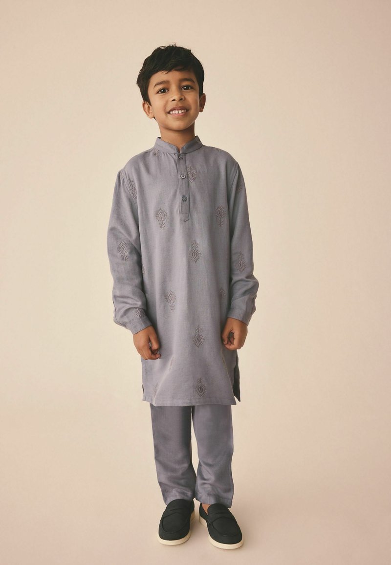 Grå traditionell klädsel för barn, med intrikata broderier, mandarin-krage och matchande byxor. Mjuk tyg med avslappnad passform.