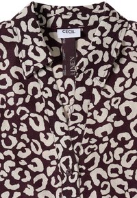 Chemise en lin violet foncé avec motif léopard beige, col, boutonnage devant et étiquette de marque visible "Cecil".