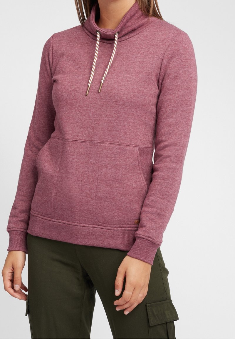 Sweat à capuche en polaire bordeaux avec un col châle, des cordons de serrage et une poche avant. Poignets et ourlet côtelés, fabriqué en matériau doux et texturé.