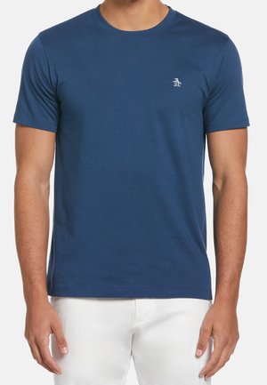 Marineblaues Baumwoll-T-Shirt mit Rundhalsausschnitt, kurzen Ärmeln und einem kleinen weißen Pinguin-Logo auf der linken Brust. Glatte Textur.