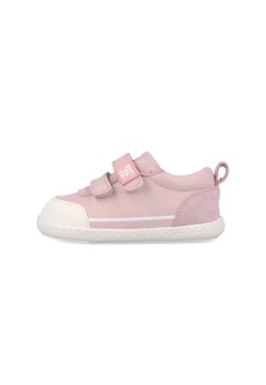 Zapatilla rosa para niño pequeño con dos tiras de velcro, puntera blanca, suela blanca con pequeños puntos y una lengüeta de tela en el talón.