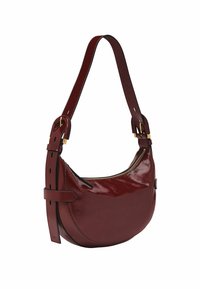 Tasche aus tiefburgunderfarbenem Leder mit geschwungener Form, glänzender Oberfläche, verstellbaremTrageriemen und Akzenten in goldfarbener Hardware. Mit Reißverschluss oben zu schließen.