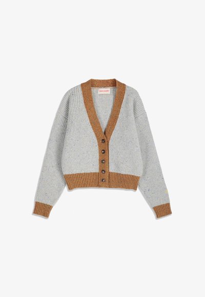 Cardigan en maille côtelée gris clair avec bordures côtelées marron aux poignets, à l’ourlet, à l’encolure et à la patte de boutonnage, avec cinq boutons noirs.