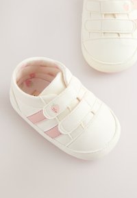 Valged beebijalatsid roosade triipude, klõpspaeltega, millel on maasikaikoonid, ja sees maasikamustriline vooder.