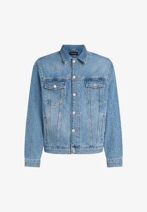 Šviesiai mėlynas džinsinis švarkas su klasikiniu dizainu, priekyje užsegamas mygtukais, dviem krūtinės kišenėmis ir ilgomis rankovėmis su mygtukais.