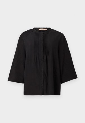 Svart lett jakke med rund hals, folder foran og trekvartlange ermer. Dekorativ kant rundt kantene.