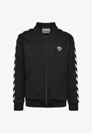 Sort bomberjakke med lynlås foran, ribstrikkede manchetter og kant, med hvide chevronstriber på ærmerne og et lille logo på brystet.