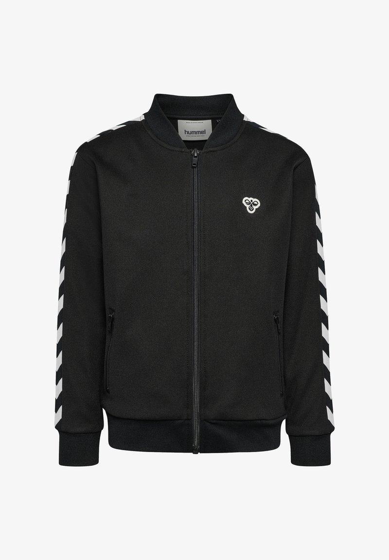 Schwarze Bomberjacke mit durchgehendem Reißverschluss vorne, gerippten Bündchen und Saum, mit weißen Chevron-Streifen an den Ärmeln und einem kleinen Logo auf der Brust.