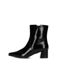 Bottine noire brillante à bout pointu et à talon épais, présentant un design de découpes unique sur les côtés.